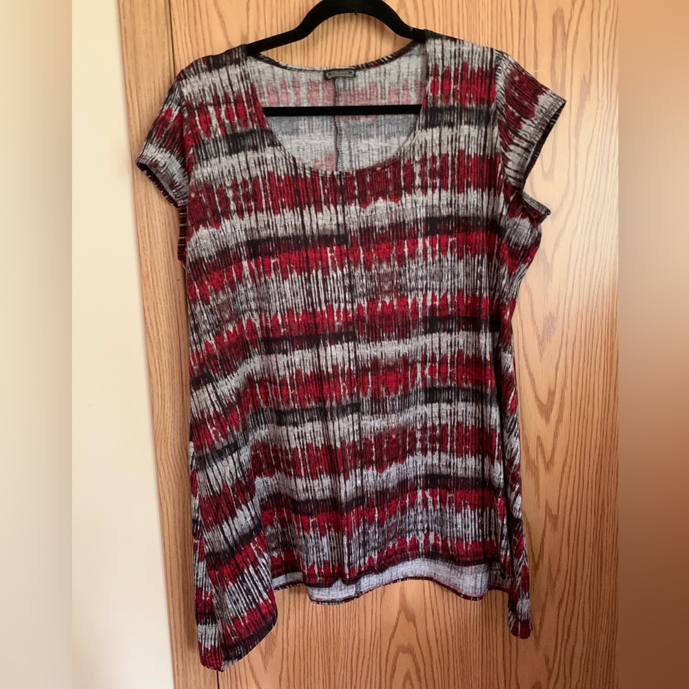 🍉 Clientele top, EUC, asymmetrical hem, all over pattern, red, black, grey
